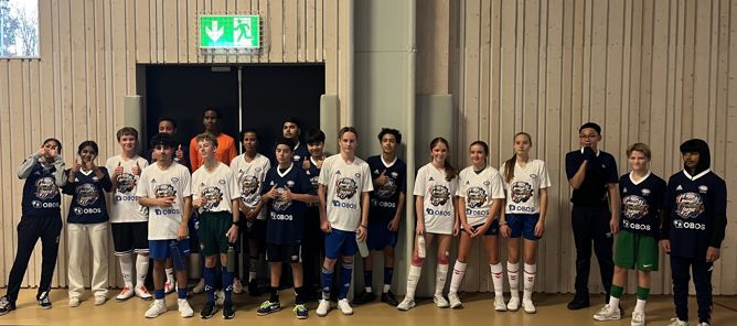 Foto: Lambertseter skole En gruppe mennesker i uniform som står i kø i en gymsal.