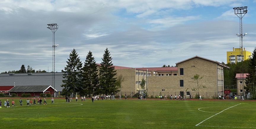 Foto: Lambertseter skole En gruppe mennesker på et jorde