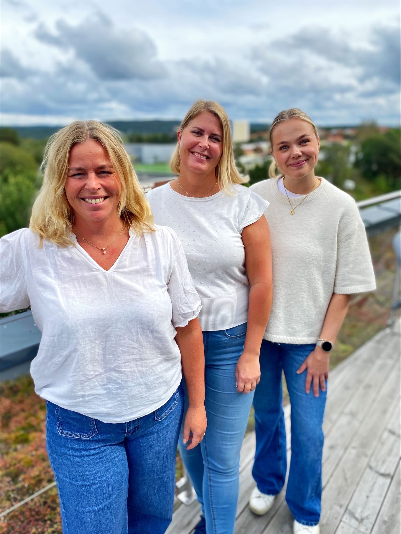 En gruppe personr som poserer for et bilde