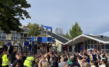 en gruppe mennesker utenfor