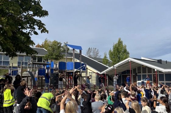 en gruppe mennesker utenfor