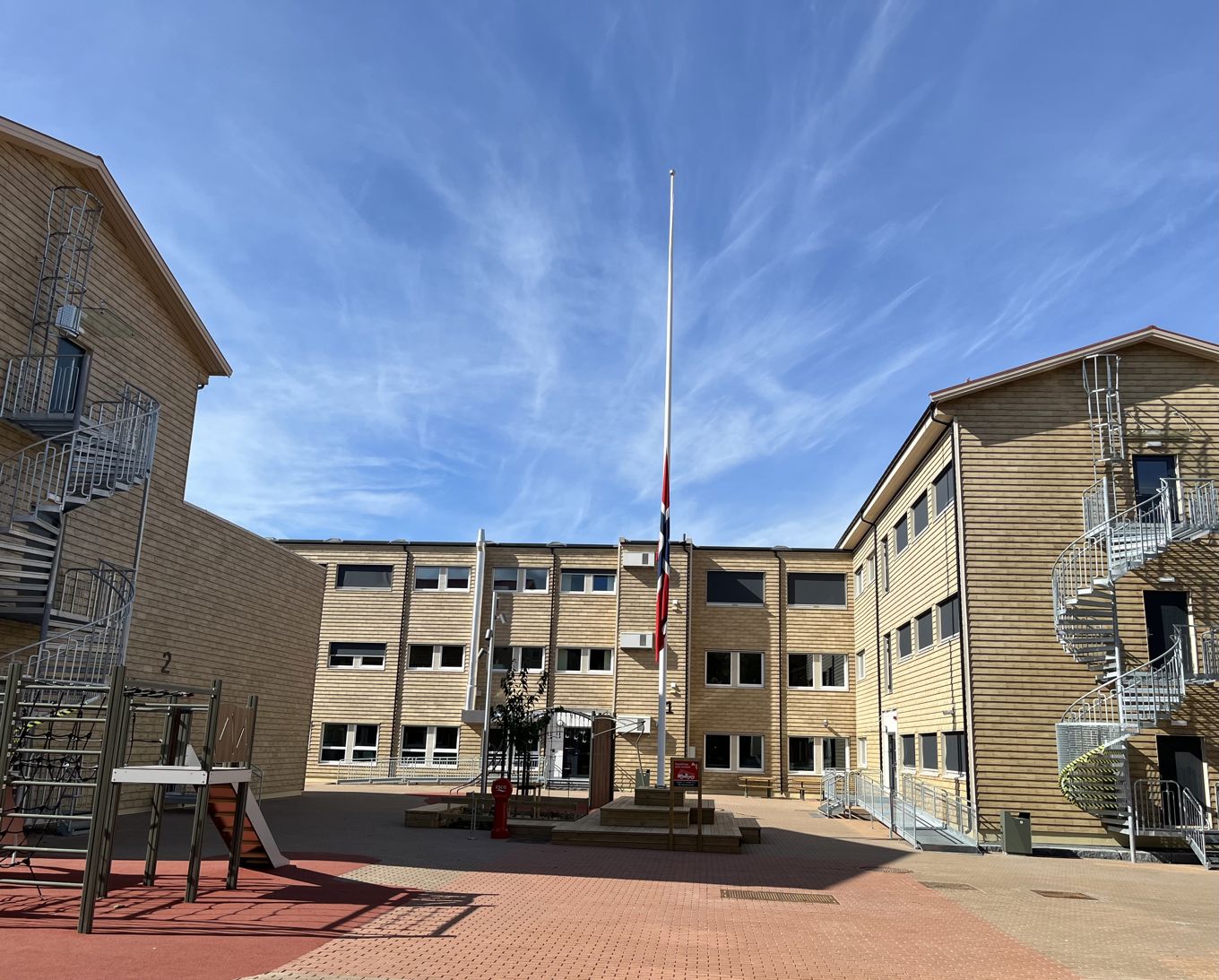 Foto: Lambertseter skole et flagg på en stang foran en bygning
