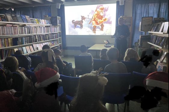 en gruppe mennesker som sitter i et rom og ser på en presentasjon