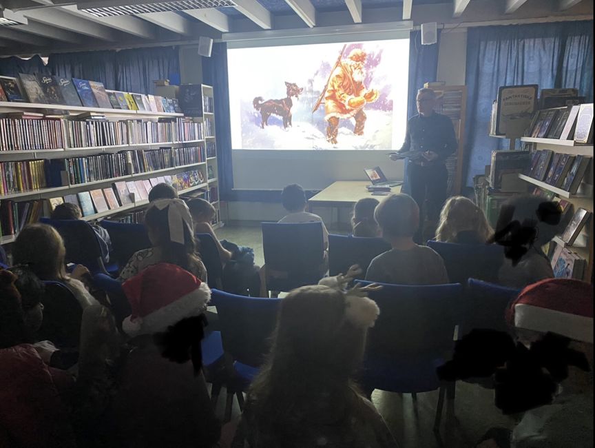 Foto: Lambertseter skole en gruppe mennesker som sitter i et rom og ser på en presentasjon