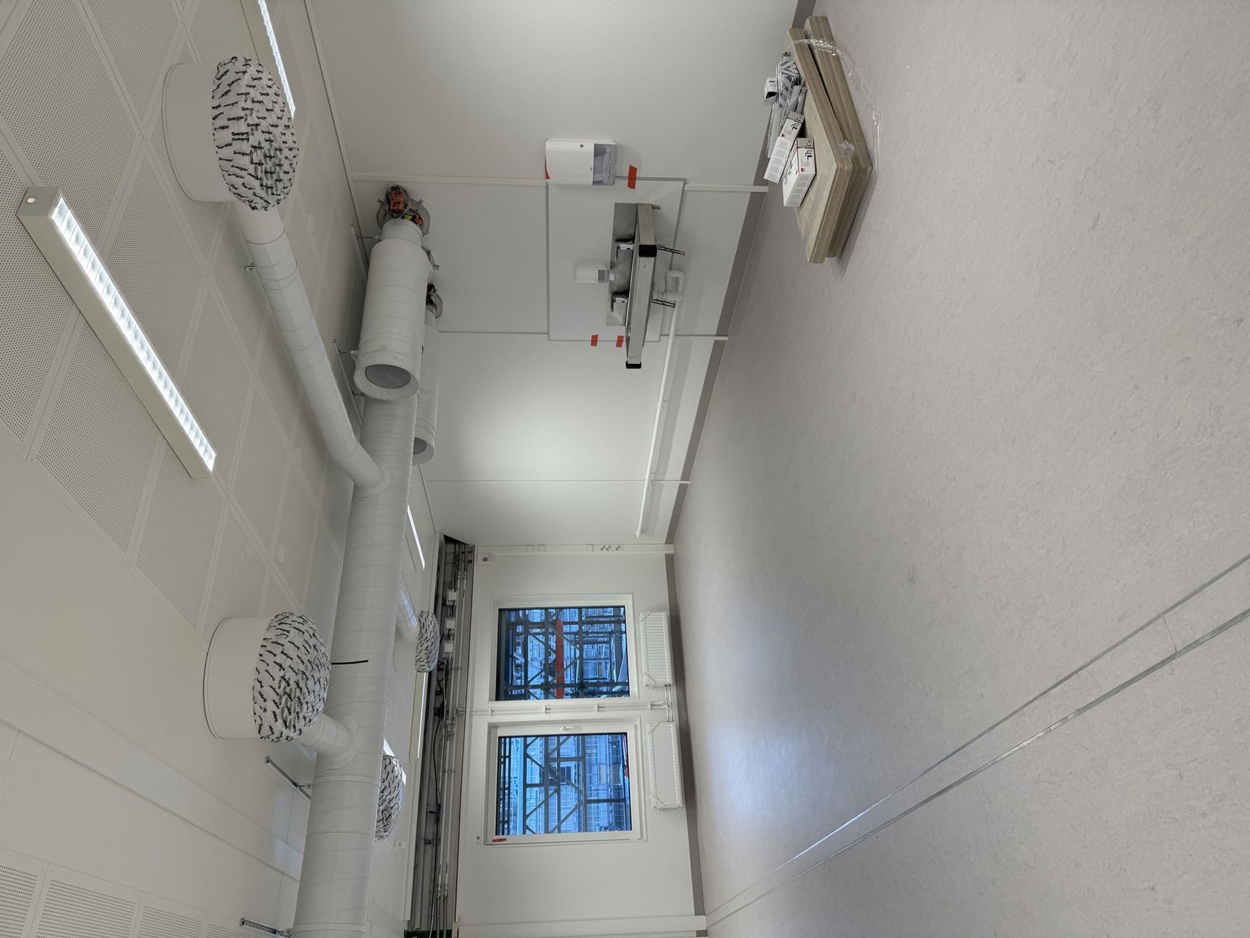 et rom med hvitt gulv og hvite vegger og et bord med gjenstander på et rom med hvitt gulv og hvite vegger og et bord med gjenstander på