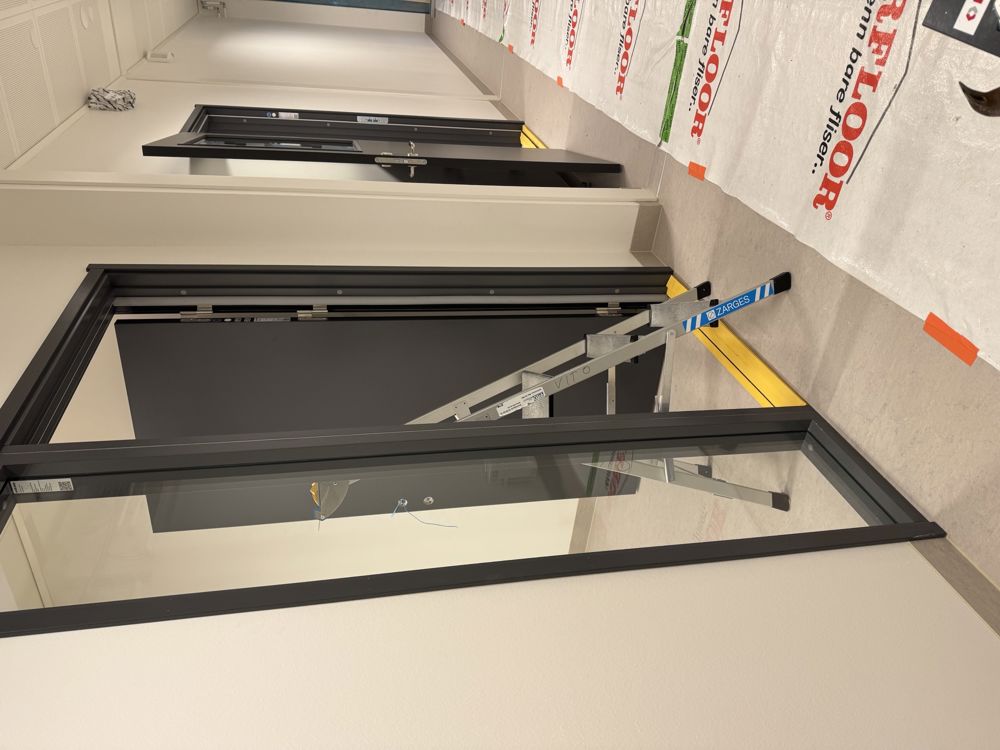 et rom med svarte dører