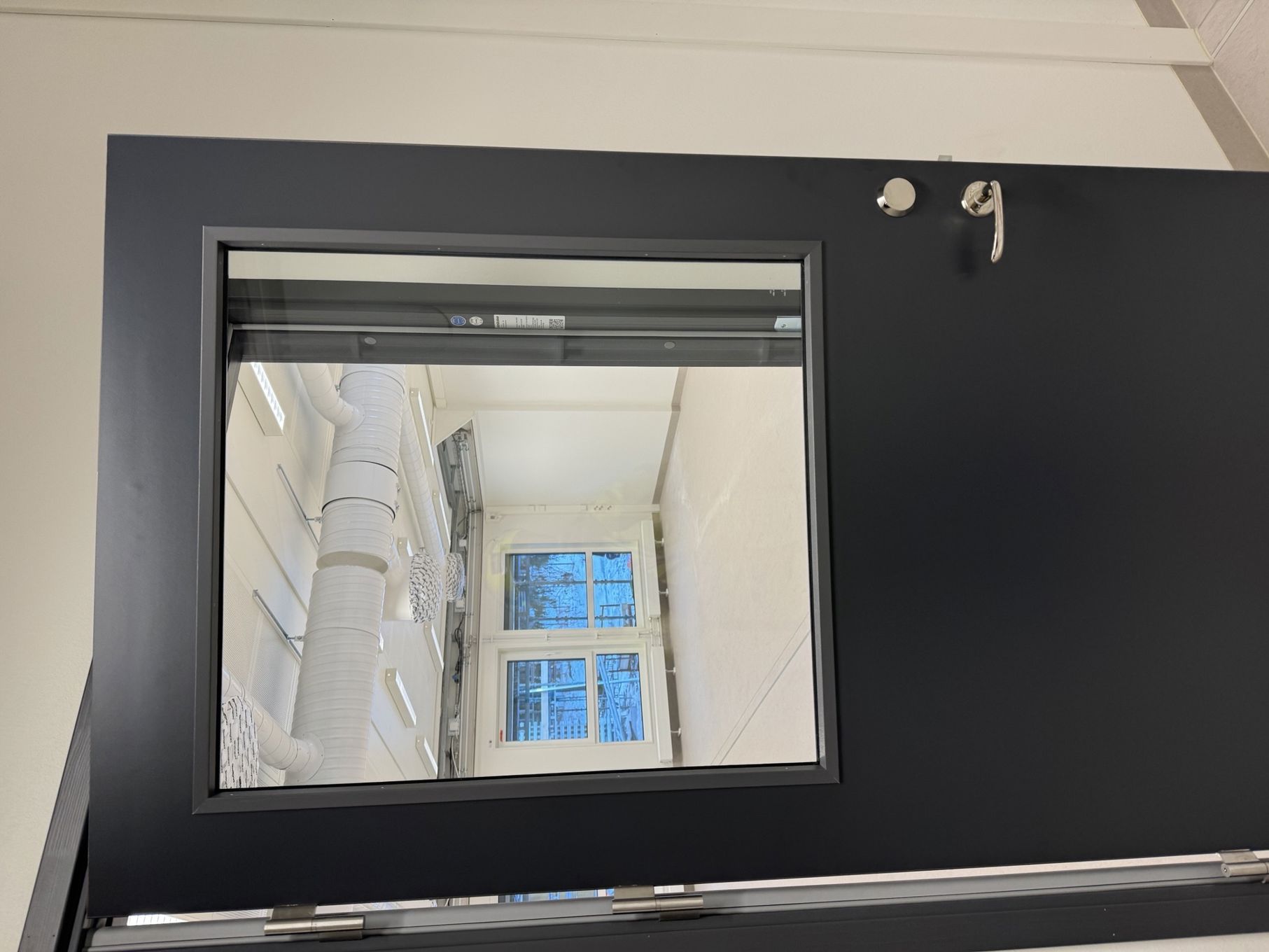 En dør med vindu En dør med vindu