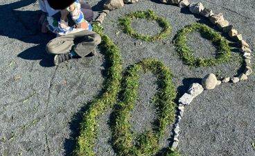 et barn som leker med en stein