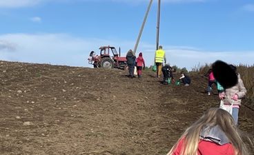 En gruppe mennesker på et jorde