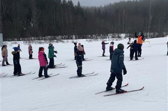 En gruppe mennesker på ski